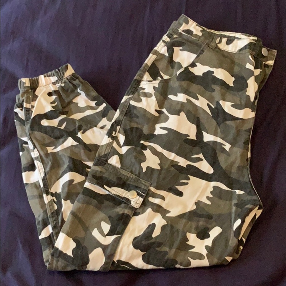 BOOHOO camp cargo joggers